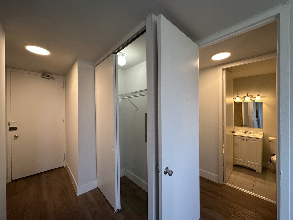 Building Photo - 1349 N Dearborn St