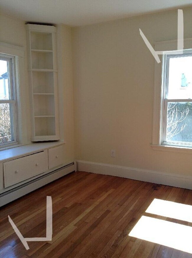 Building Photo - Rare Single Family 4BR/3BA w/laundry, parking, yard! 9/1