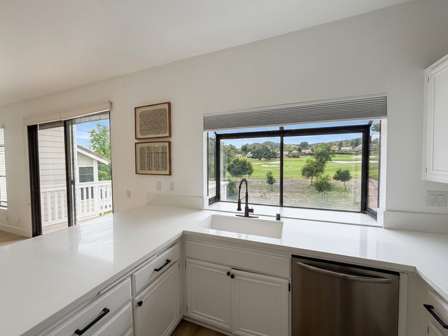 Building Photo - 31 Oak Knolls