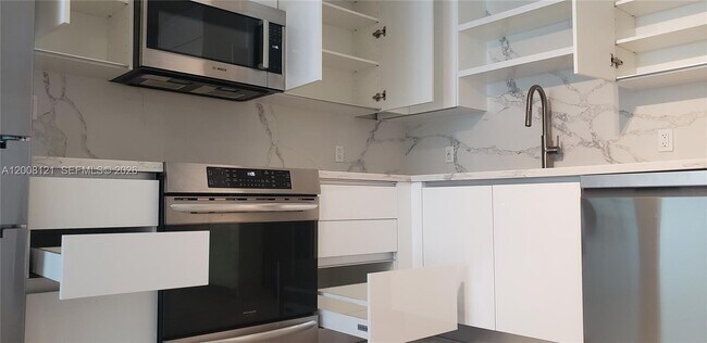 Building Photo - 5750 Collins Ave