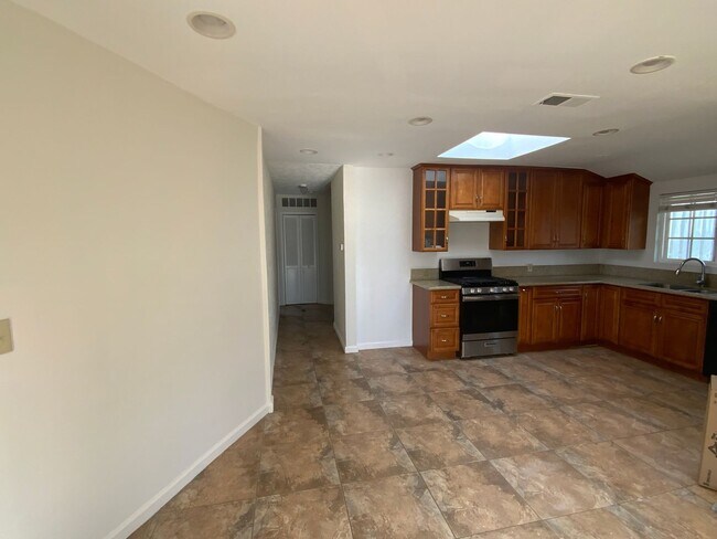 Building Photo - 981 Calle Miramar