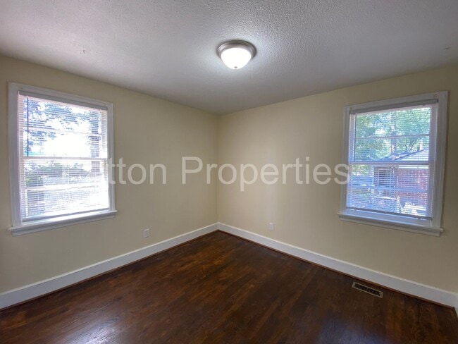 Building Photo - Colonial Heights