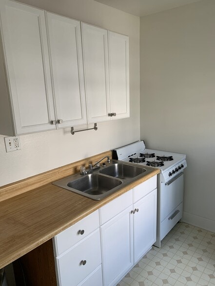 Building Photo - 5730 1/2 La Mirada Ave