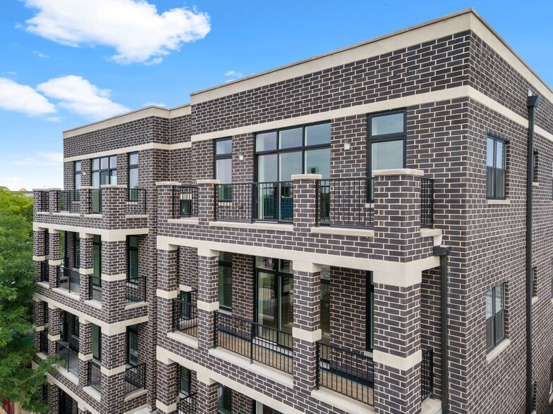 Building Photo - 5689 N Lincoln Ave