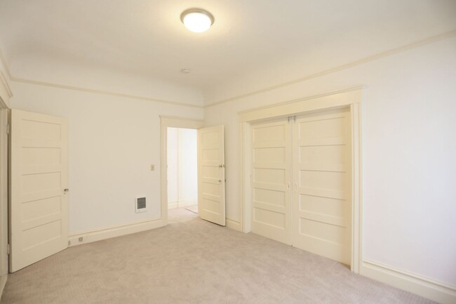 Building Photo - Full Flat with Carpet Floors, Ornamental F...