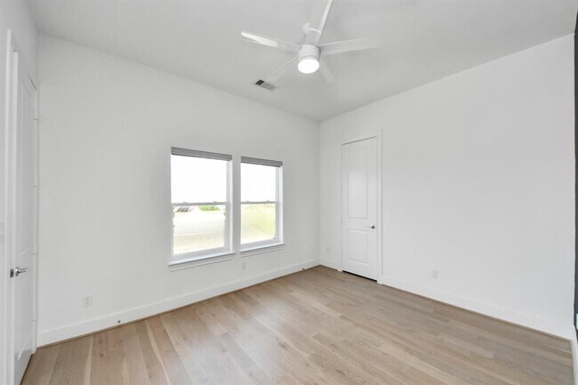 Building Photo - 4005 Woodshire Vlg Ests