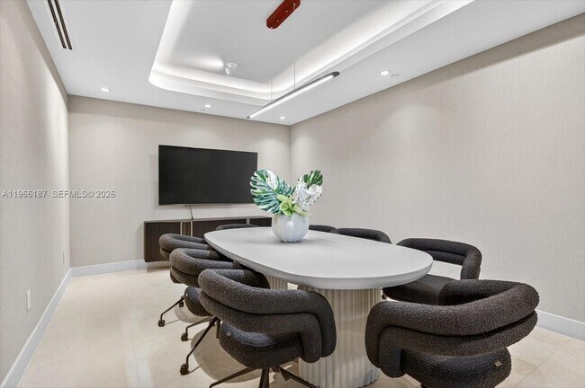 Building Photo - 700 NE 24th St