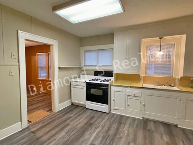 Building Photo - Charming Bungalow-Style Home Available Now