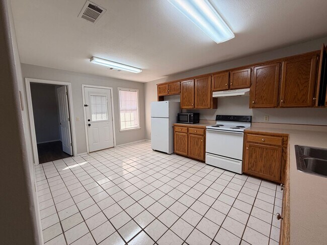 Building Photo - 301 W 16th Ct