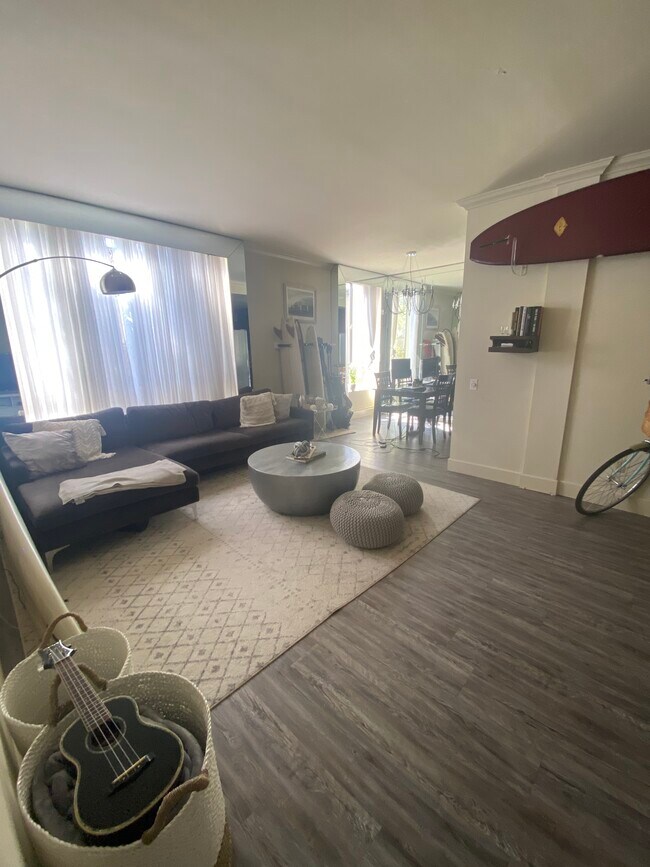 Building Photo - 622 S Barrington Ave