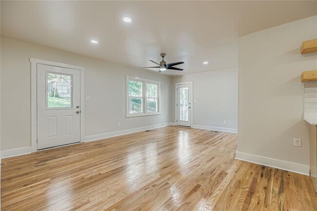 Building Photo - 1191 Beechview Dr SE