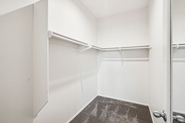 Building Photo - "Luxurious 2-Bed Condo Retreat with Fireplace & Pool Oasis in Ventura!"