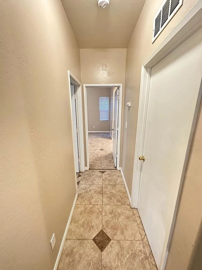 Building Photo - Well Maintained Single Family Home in Bakersfield, CA