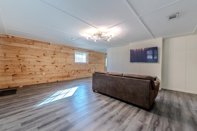 Building Photo - 1021 Plainview Dr