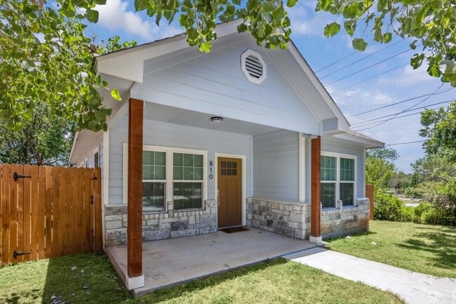 Primary Photo - 810 E Navarro St