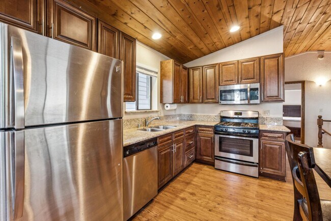 Building Photo - 725 Ivy Ln