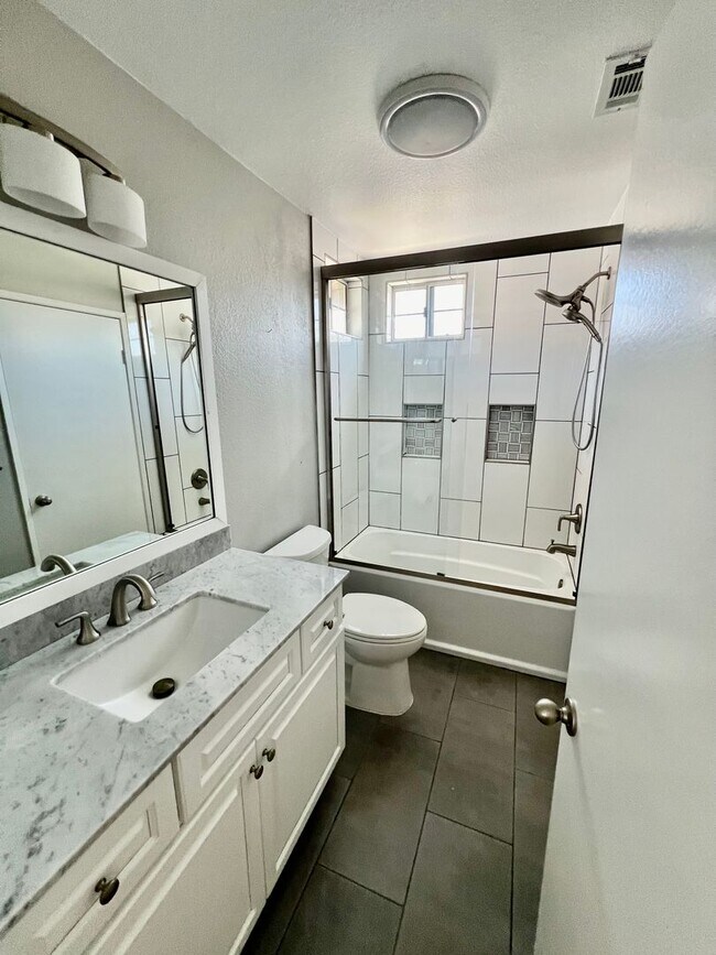 Building Photo - Nice 2 Story Family Home