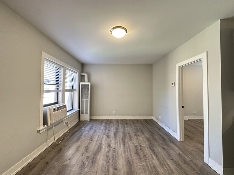 Building Photo - 721 W Brompton Ave