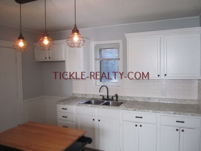 Building Photo - 3 Bedroom Single Family House