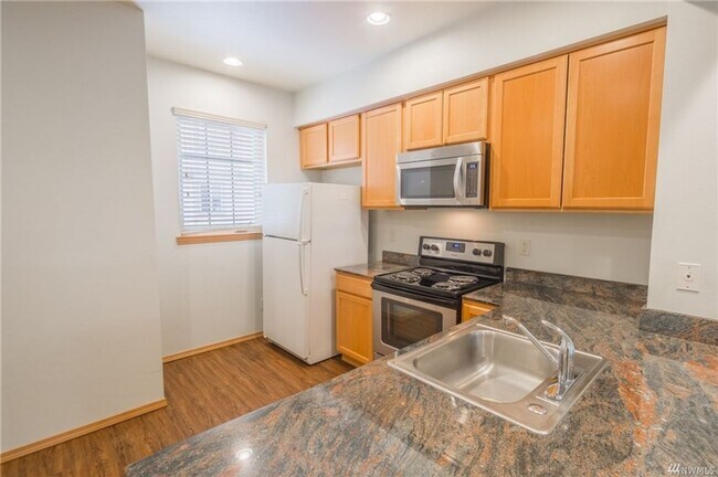 Building Photo - Spacious 2 Bed 2.5 Bath Townhome with Attached Garage in Cle Elum