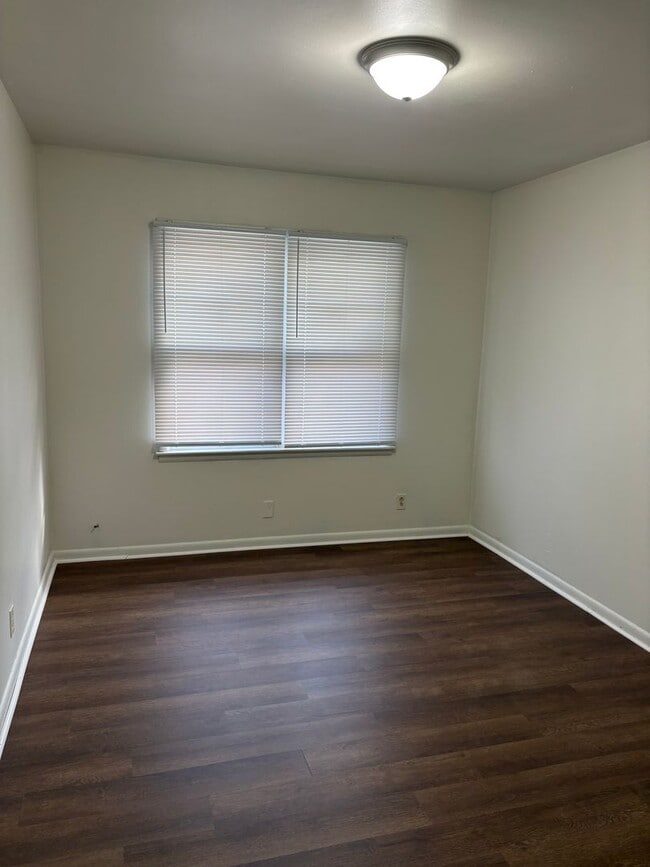 Building Photo - 2BR/1BA Updated Home – Vouchers Welcome!