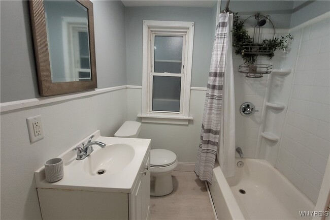 Building Photo - 118 Pries Ave