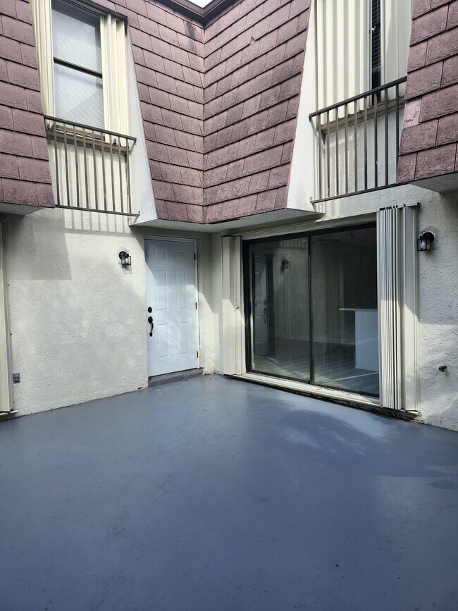 Building Photo - 7519 Courtyard E Run