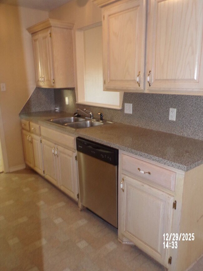 Building Photo - Fantastic eastside home