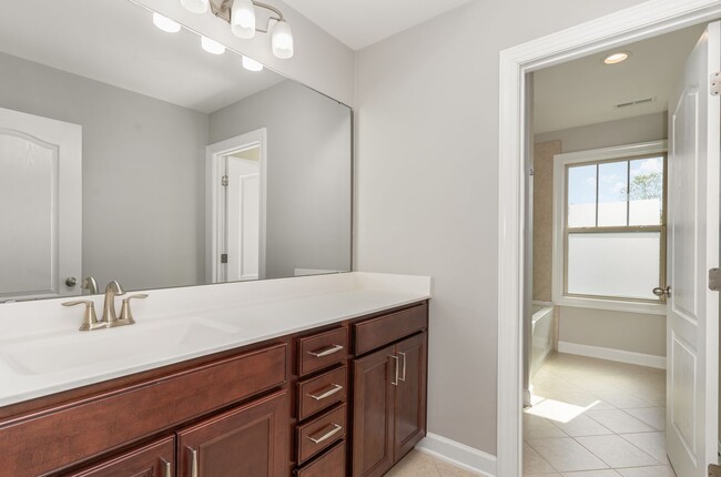 Building Photo - Gorgeous 5 Bedroom Home with First Floor I...
