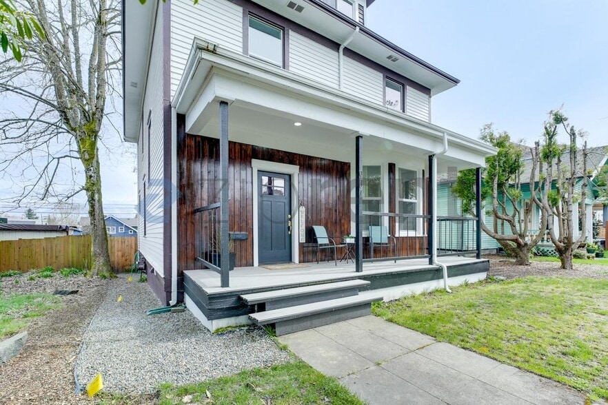 Building Photo - 907 S Ainsworth Ave