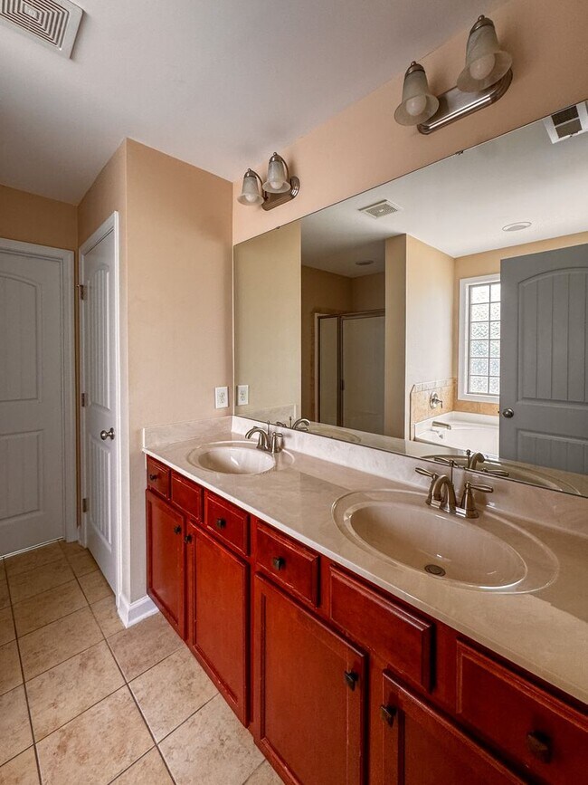 Building Photo - Well-Maintained 4 Bed 2.5 Bath Home in Westgate