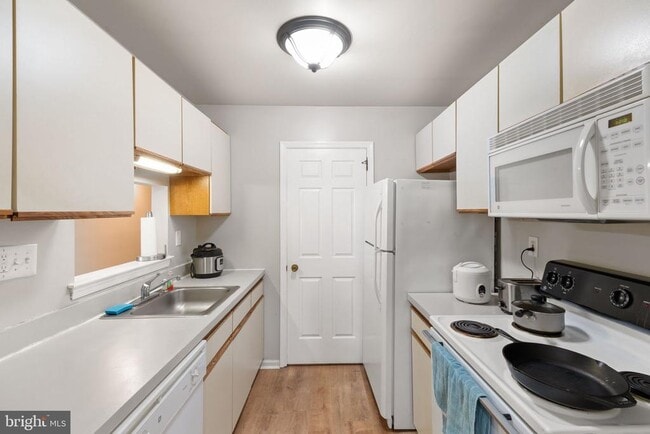 Building Photo - 45 Le Forge Ct