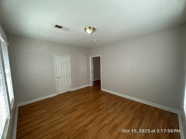 Building Photo - RHODES AREA 4 Bedroom /2.5 Bath House! Hal...