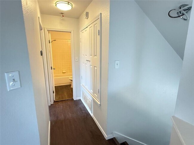 Building Photo - 3 Bed / 2 Bath / 2 living room a great bac...