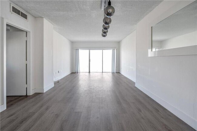 Building Photo - 300 Bayview Dr