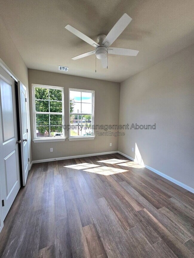 Building Photo - 728 S Weenonah Ave