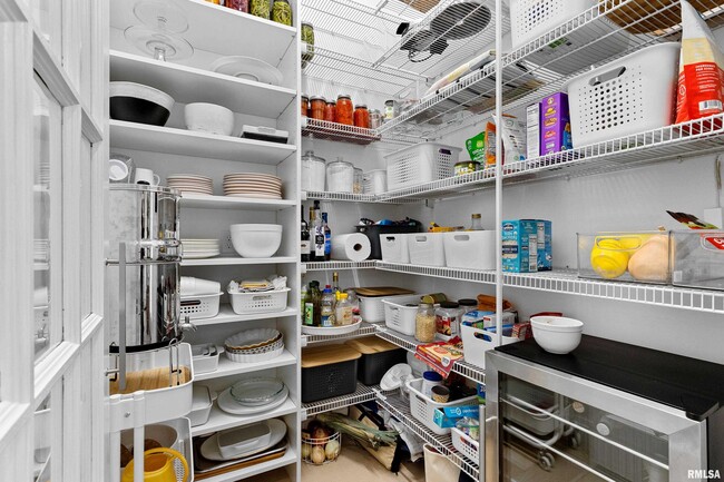 Building Photo - 824 W Moss Ave