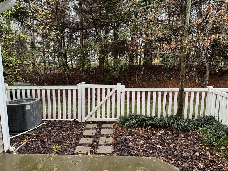 Building Photo - 2207 Bankshill Row