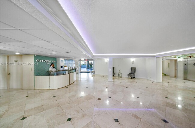 Building Photo - 800 Parkview Dr