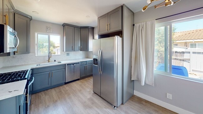 Building Photo - Great Location | Open-Concept