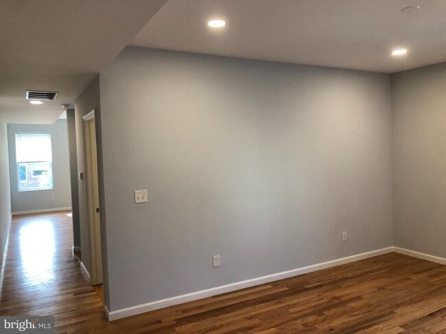 Building Photo - 441 Leverington Ave