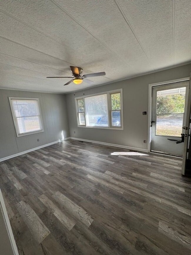 Building Photo - Newly Remodeled 3 Bedroom 1 Bath *Half off First Month*