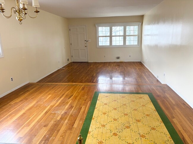 Building Photo - 107 Ebony St