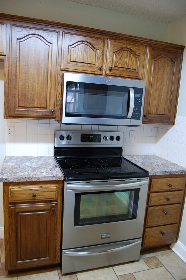 Building Photo - Super Cute Home In Excellent Location!
