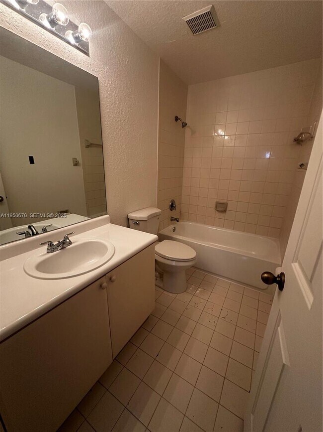 Building Photo - 1440 SE 24th Ct