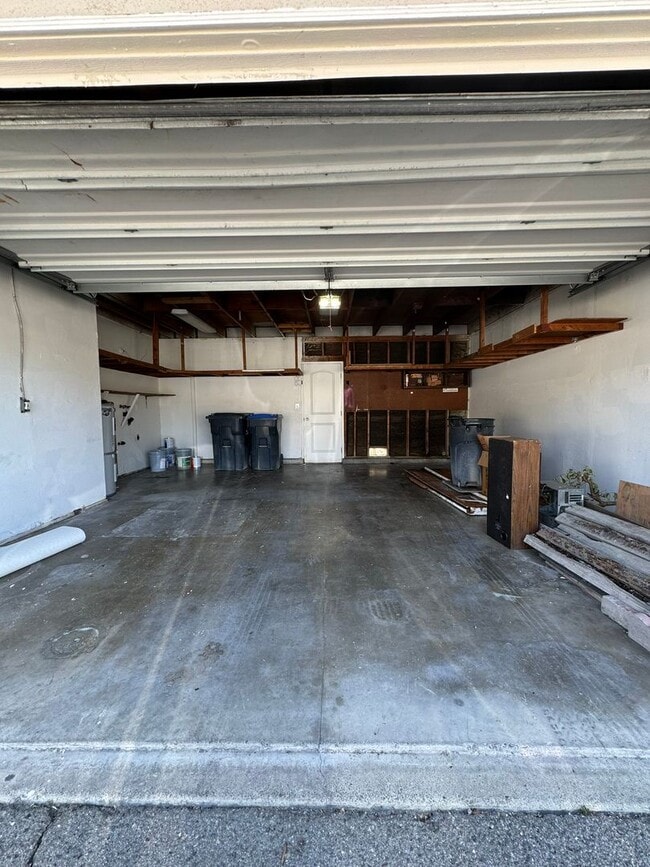 Building Photo - 3 Bed | 1.5 Bath Townhome with Garage in S...