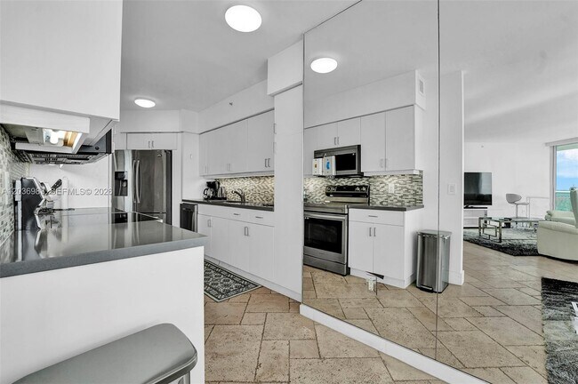 Building Photo - 16400 Collins Ave