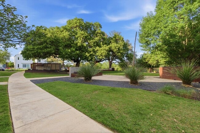 Building Photo - 801 N Bluff Dr