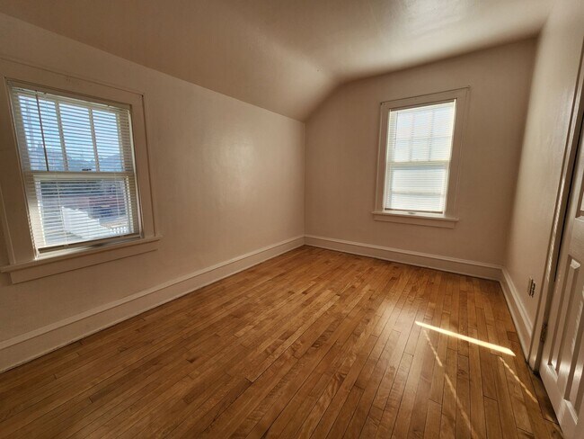 Building Photo - 3-bedroom single family in West Allis - Av...