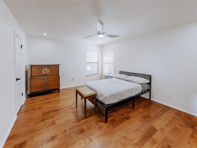 Building Photo - 2010 Carriage Club Dr